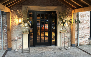 bruilof bloemen entree