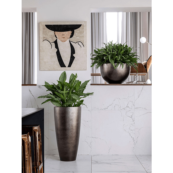 luxe en elegante plantenbak van Baq, Serie Metallic Silver Leaf in de kleur Matt Coffee . Hoogte 90 cm