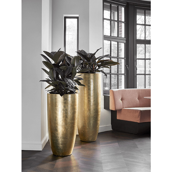 Luxe metallic gold glossy plantenpot van Baq. De pot heeft een hoogte van 90 cm.