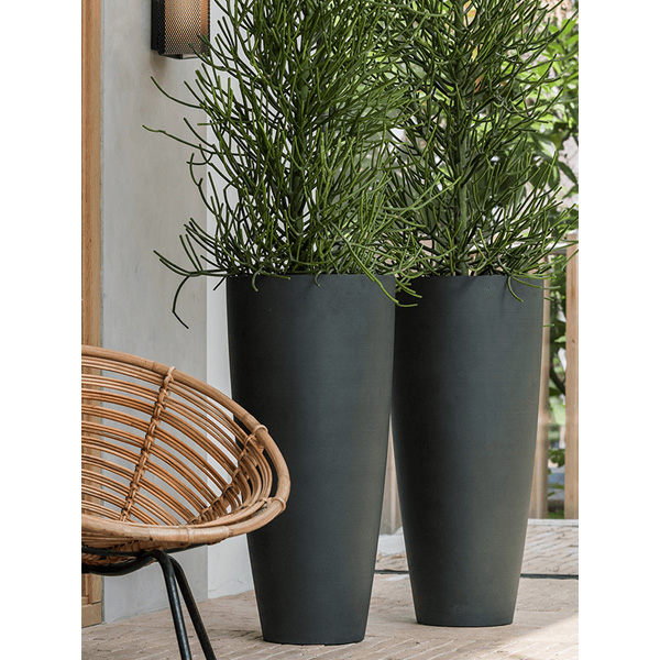 Pottery Pots Refined XL Pine Green plantenpot. De pot heeft een hoogte van 99 cm